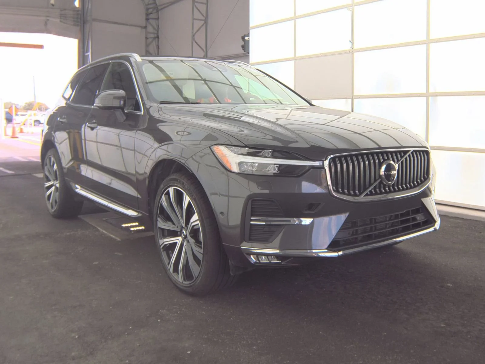 Used 2023 Platinum Gray Metallic Volvo Ultimate Bright Theme image 2