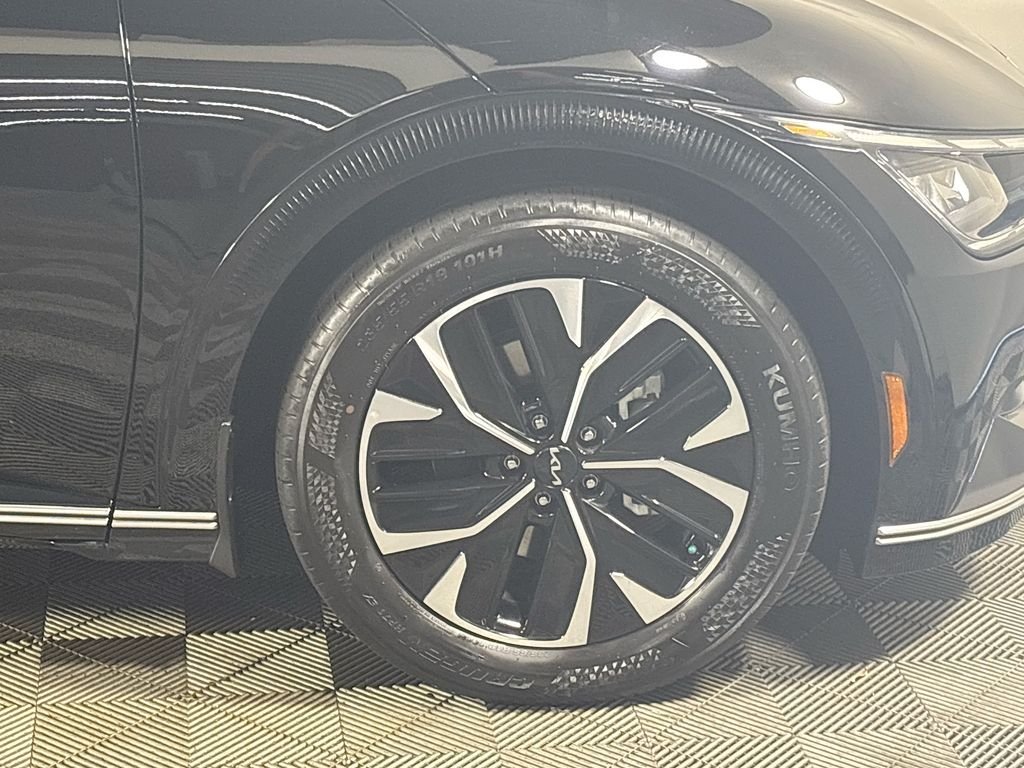 Used 2024 Aurora Black Kia Wind image 23