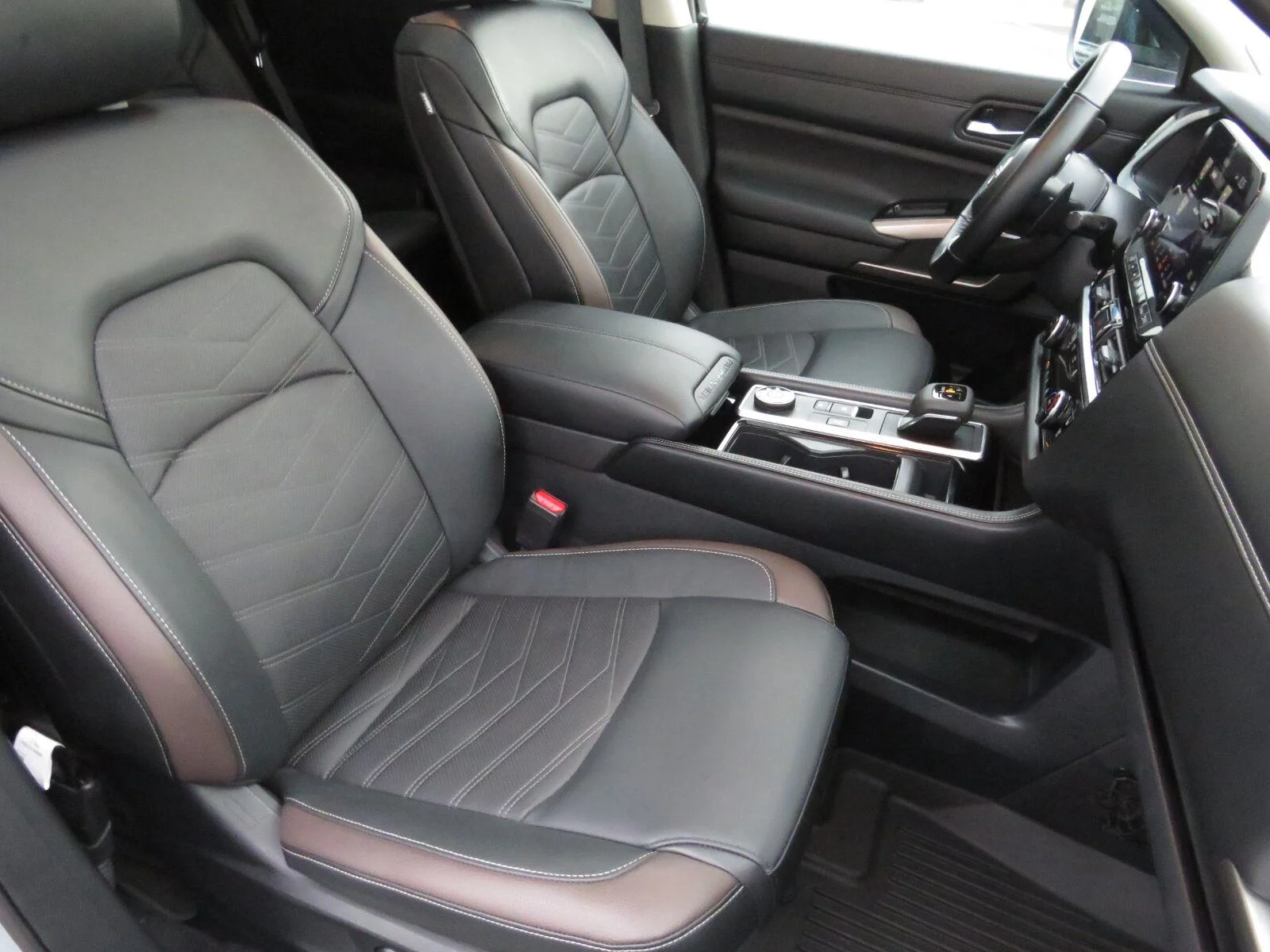 Used 2025 Solid Gray/Super Black Nissan Platinum image 23
