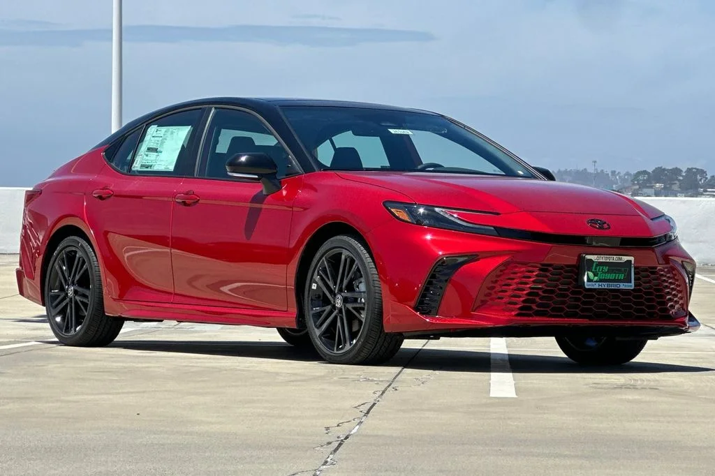 New 2026 Supersonic Red with Midnight Black Metallic roof <sup>1</sup> Toyota  XSE image 2