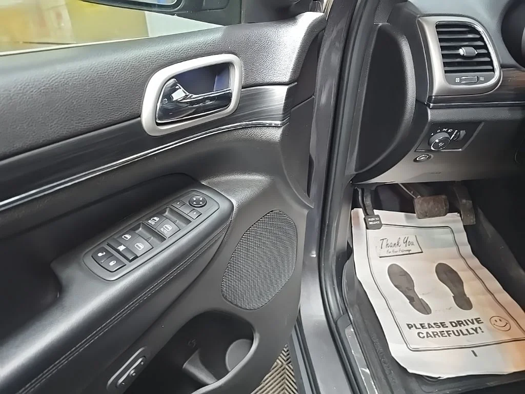 Used 2020 Gray Jeep Limited image 29