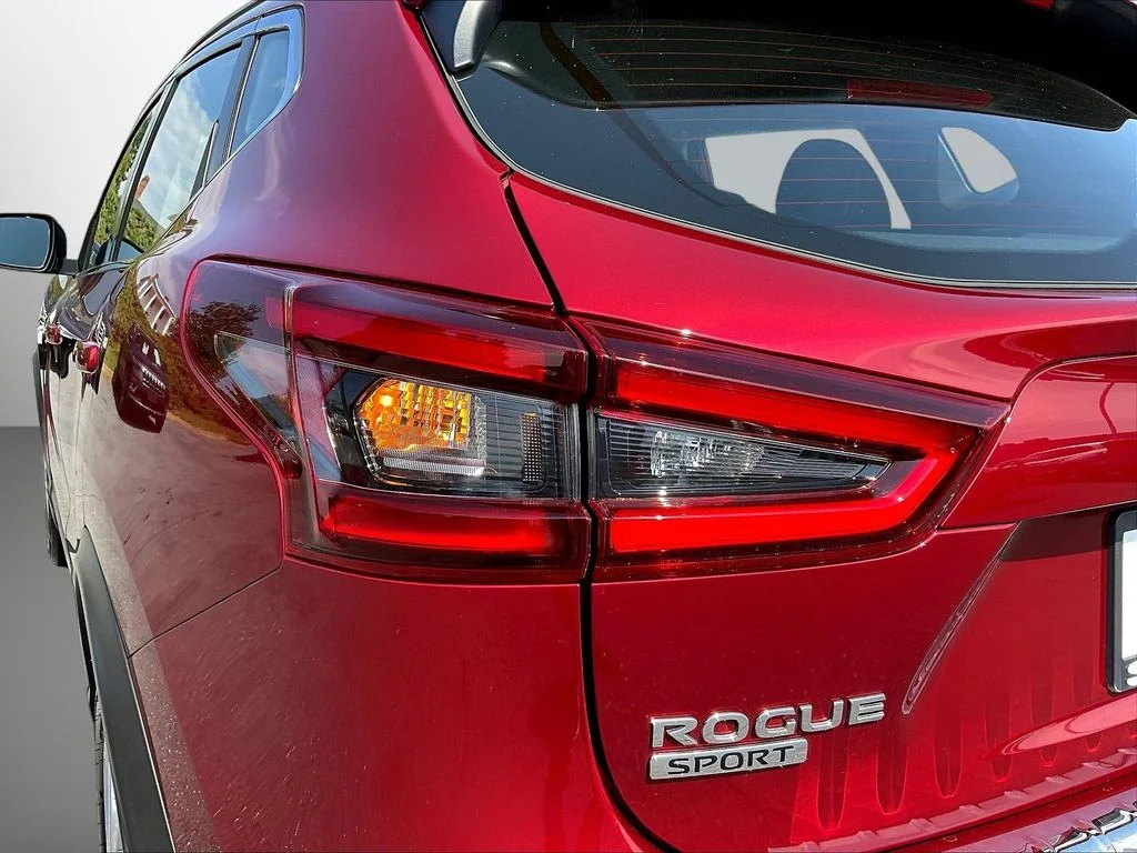 Used 2021 Scarlet Nissan SV image 28