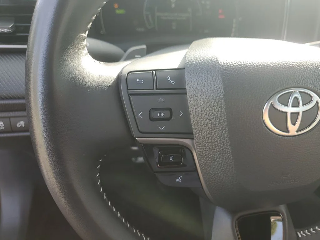 Used 2025  Toyota SE image 15