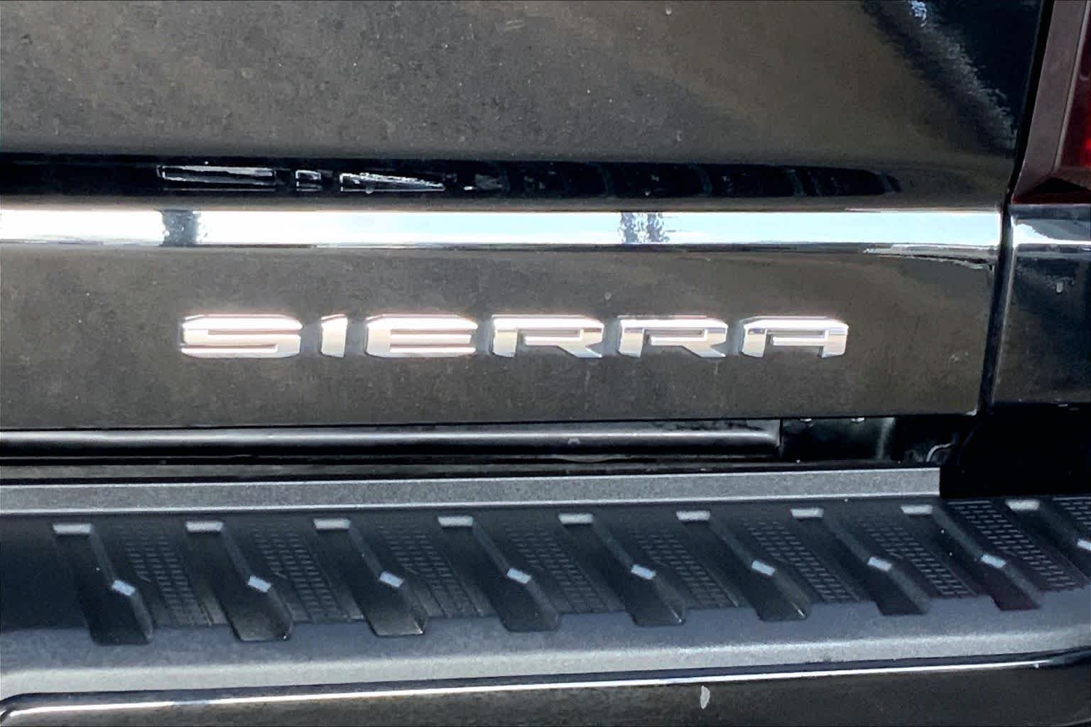 Used 2025 Onyx Black GMC Denali Ultimate image 10