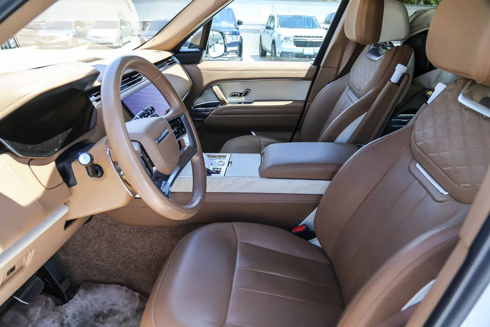 Used 2023 White Land Rover SV image 26