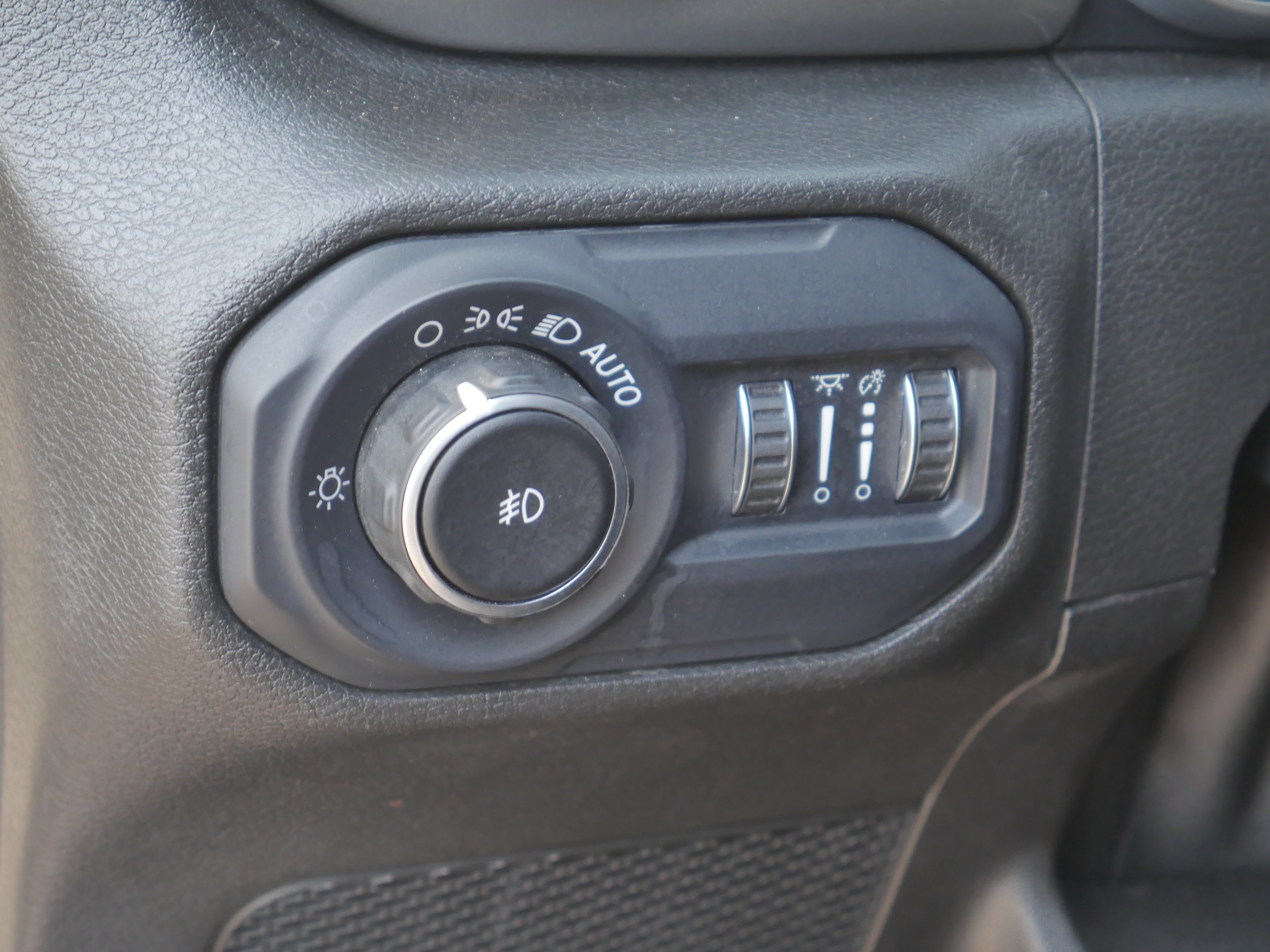 Used 2018 Sting Gray Clearcoat Jeep Sahara image 5