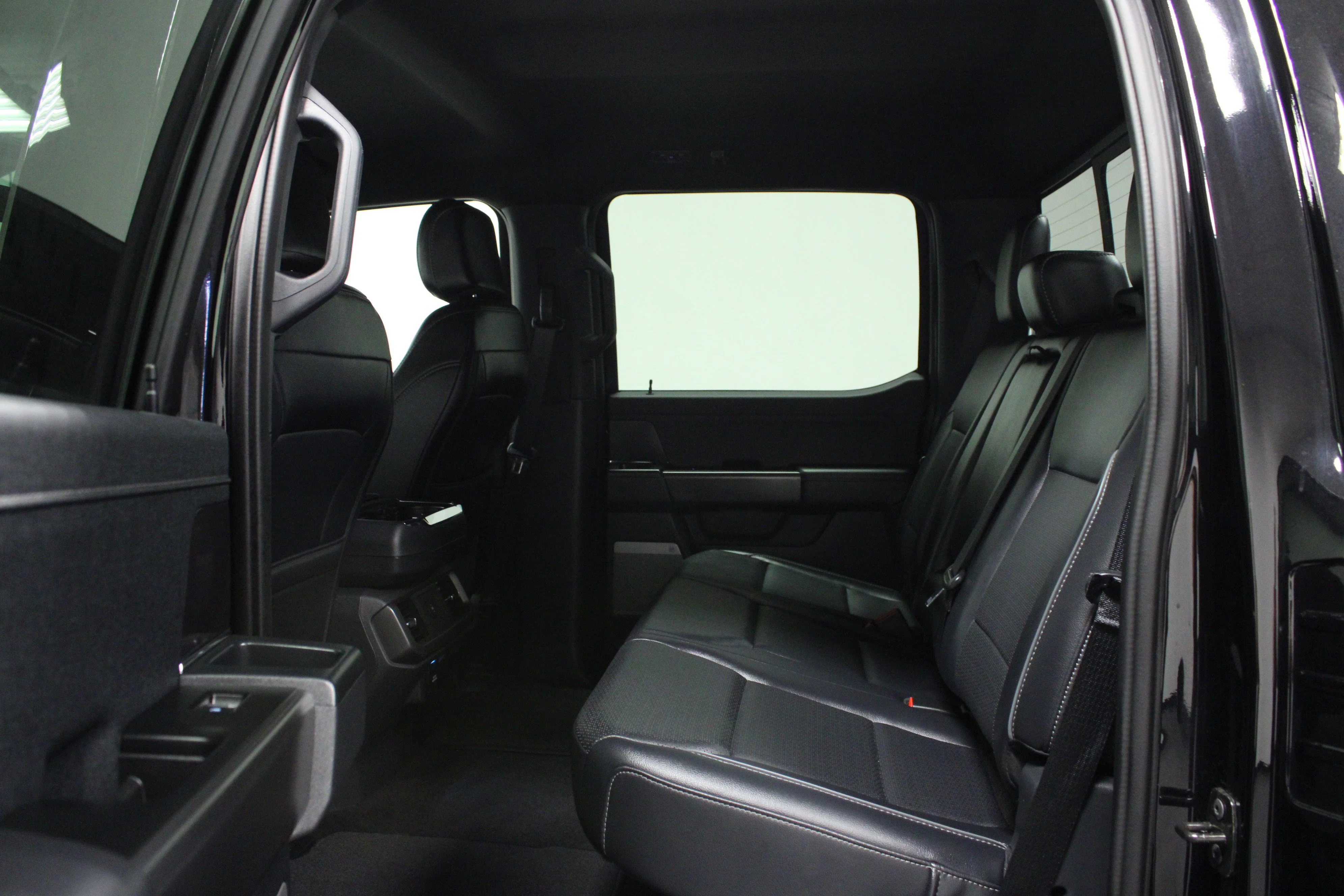 Used 2025 Agate Black Metallic Ford LARIAT image 13