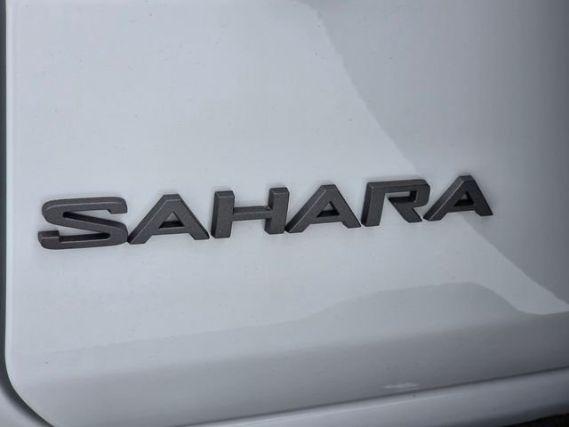 New 2026 Bright White Clear-Coat Exterior Paint Jeep Sahara image 30