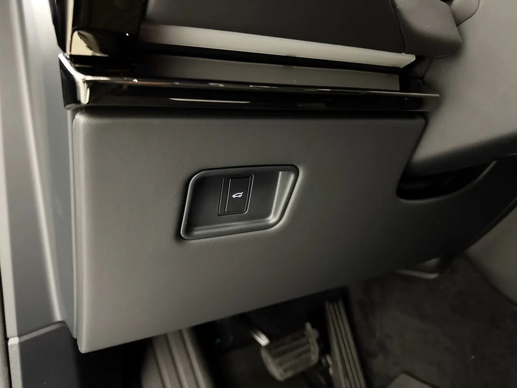 New 2026 Santorini Black Land Rover SE image 10