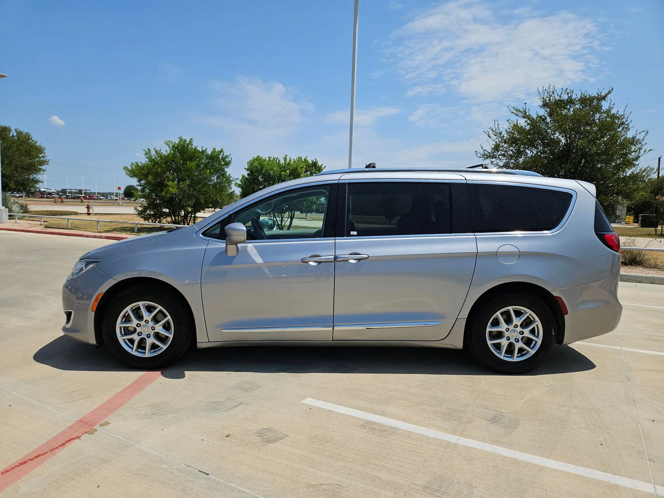 Used 2020 Silver Chrysler Touring L image 6