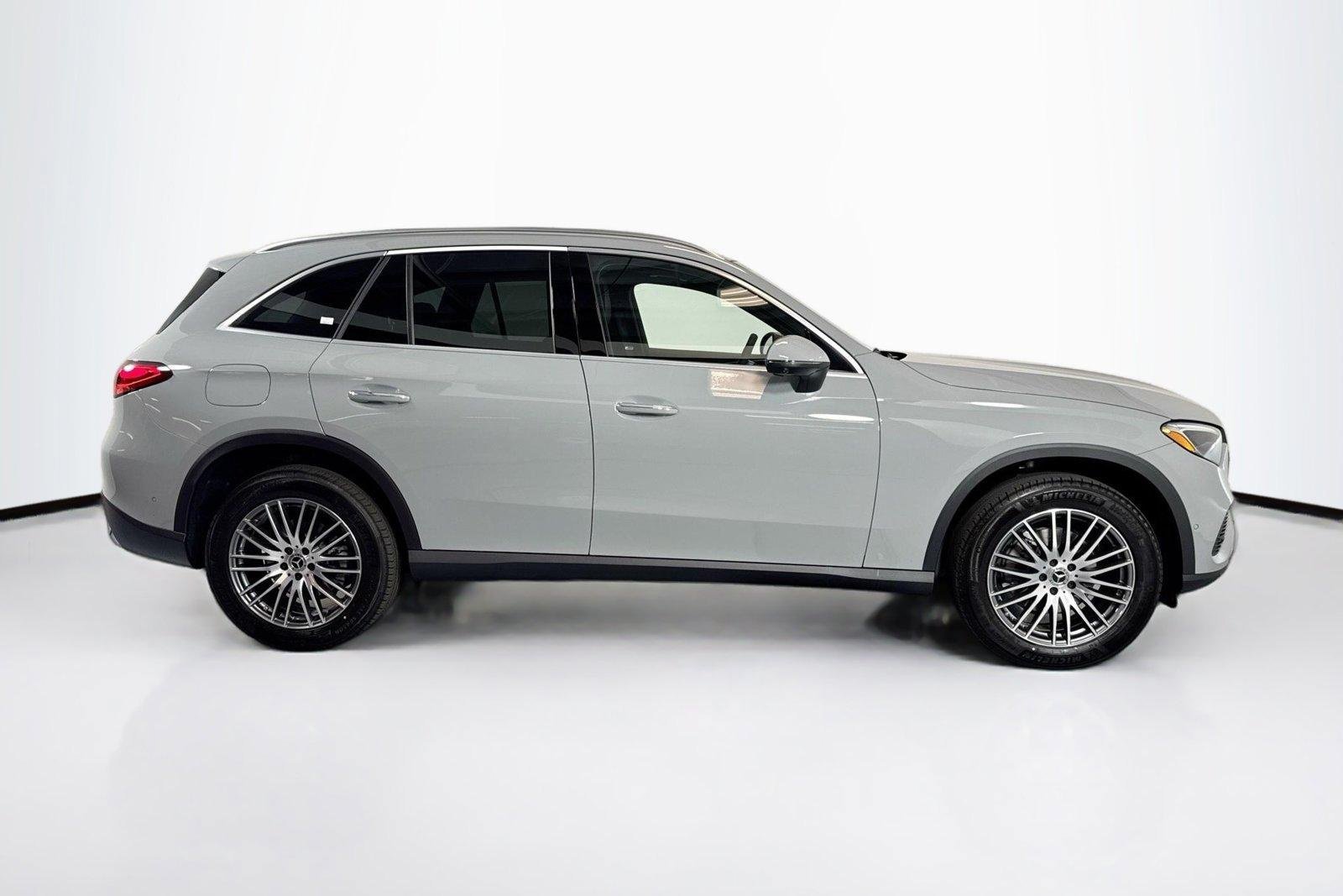New 2026 Manufaktur Alpine Grey Mercedes-Benz GLC 300 image 4