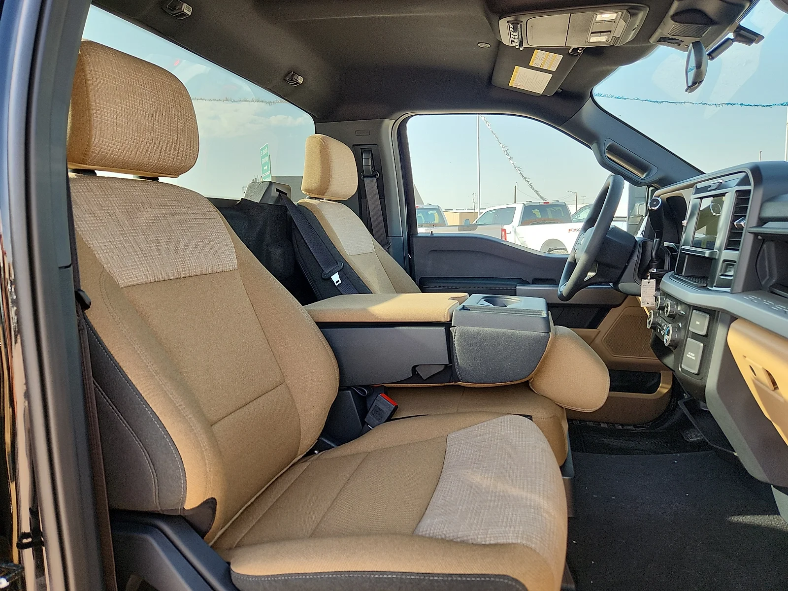 New 2027 Agate Black Metallic Ford XLT image 18