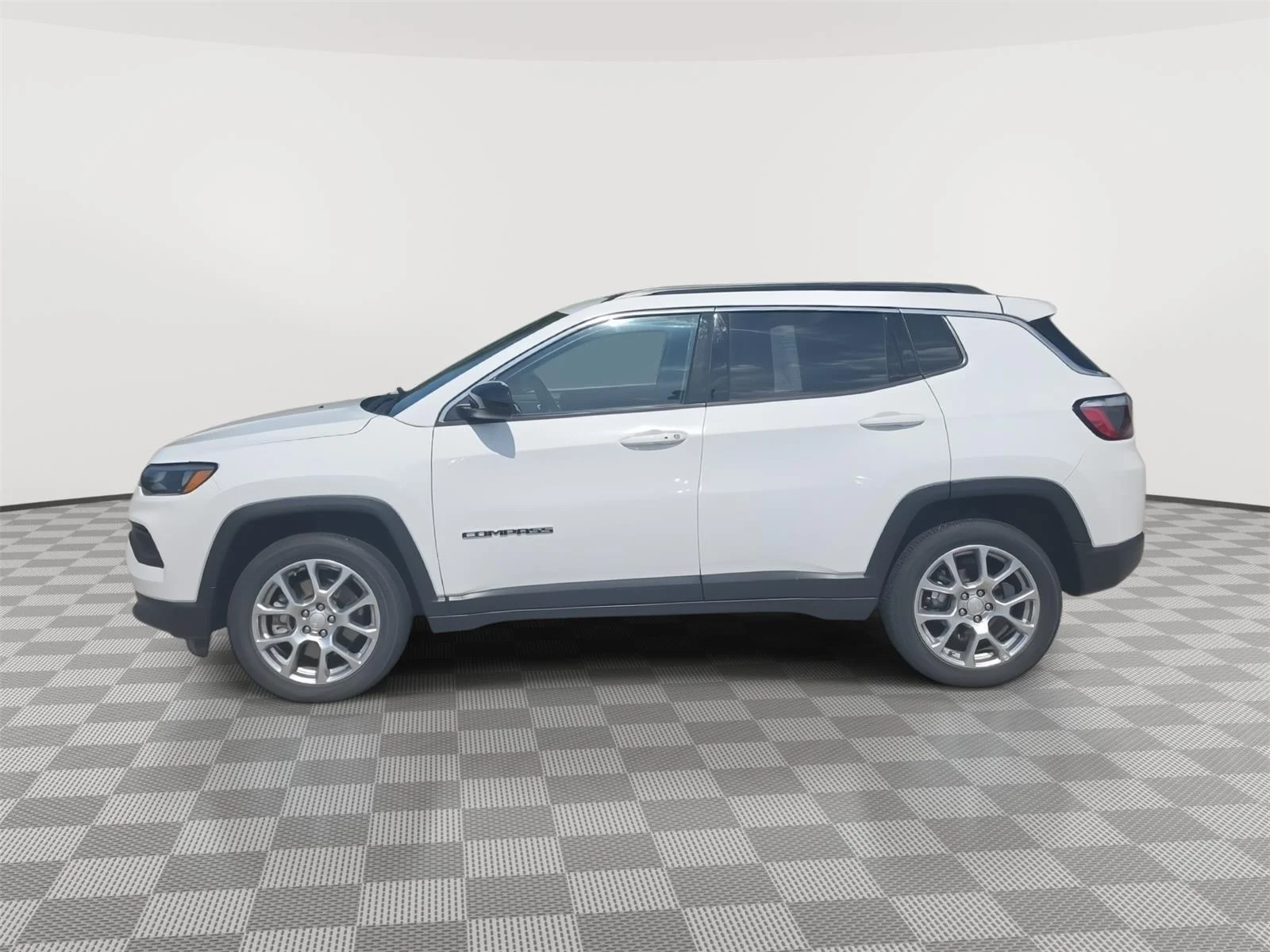 Used 2023  Jeep Latitude Lux image 8