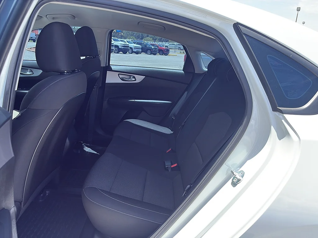Used 2023 Snow White Pearl Kia  image 15