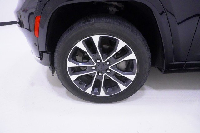 Used 2023 Diamond Black Crystal Pearlcoat Jeep Overland image 12