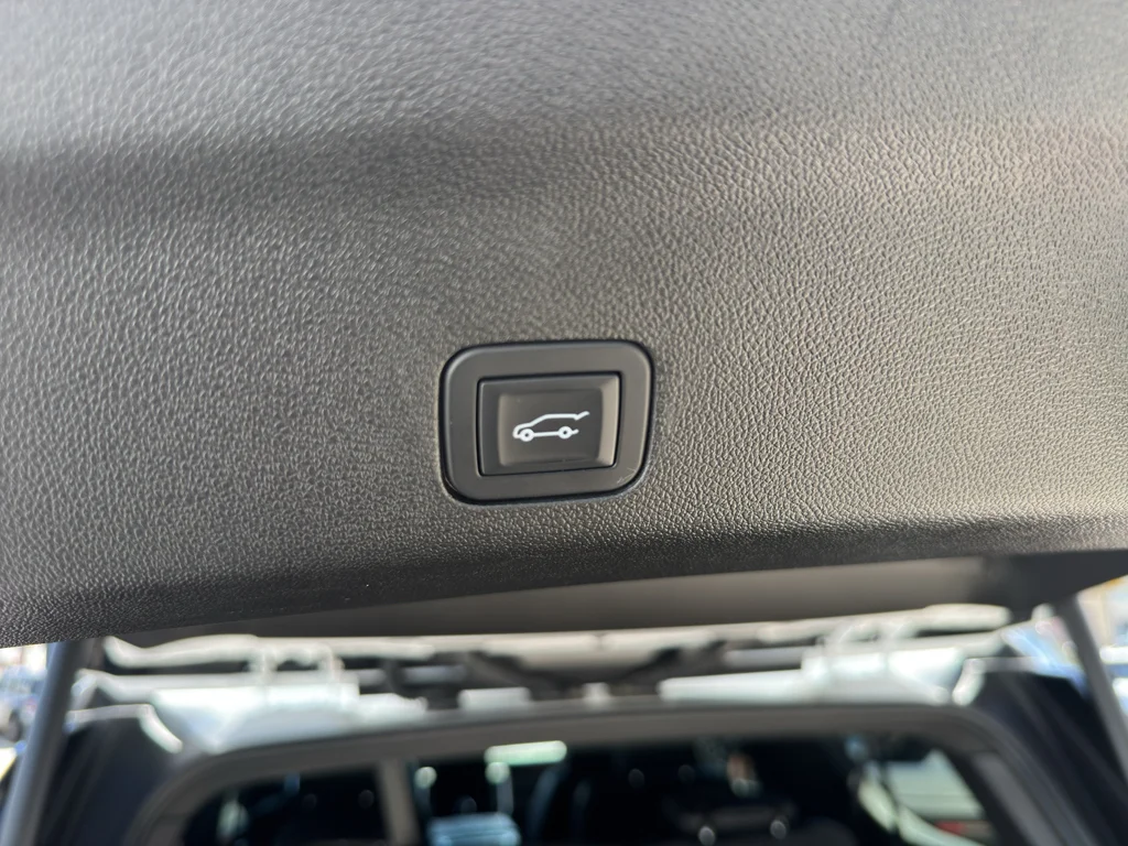Used 2025 White GMC Denali image 17