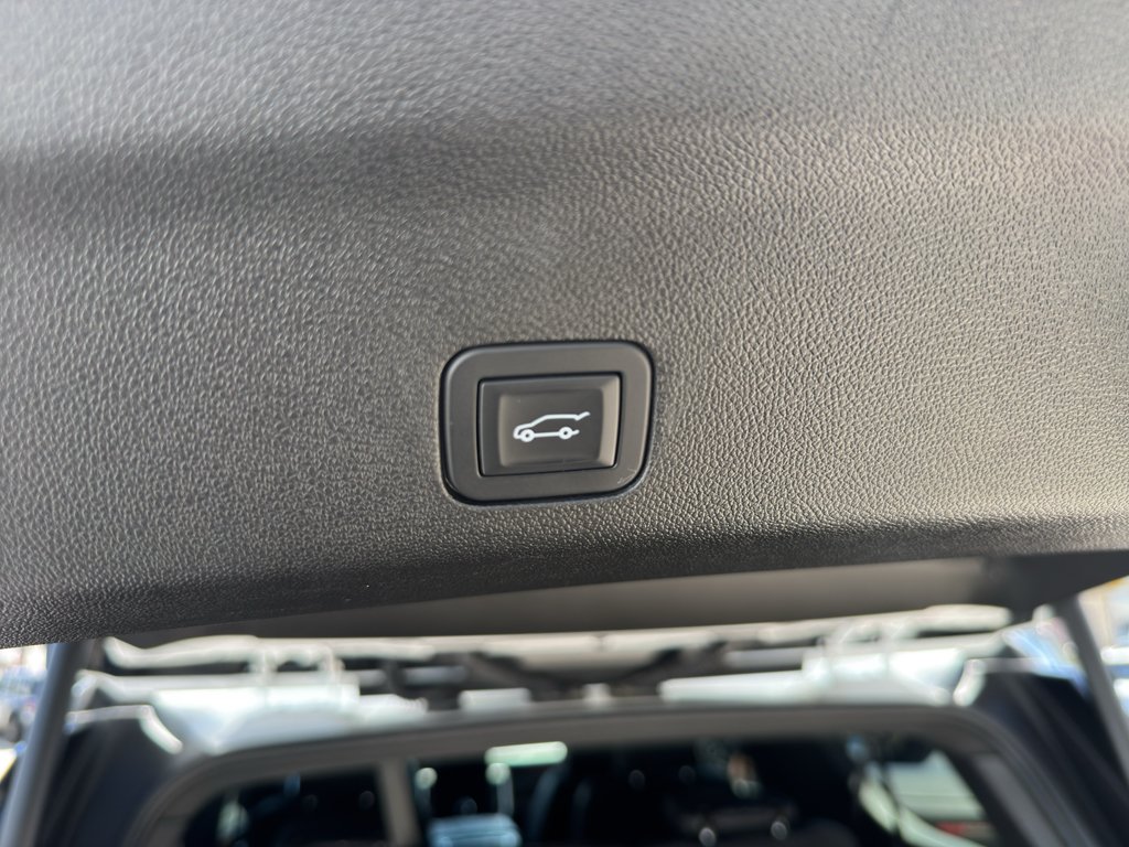 Used 2025 White GMC Denali image 17
