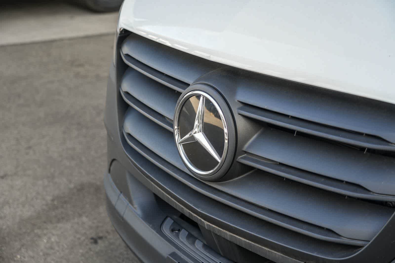 New 2025 Arctic+White Mercedes-Benz Cargo 170WB High Roof 113kw Battery RWD HO Motor image 3