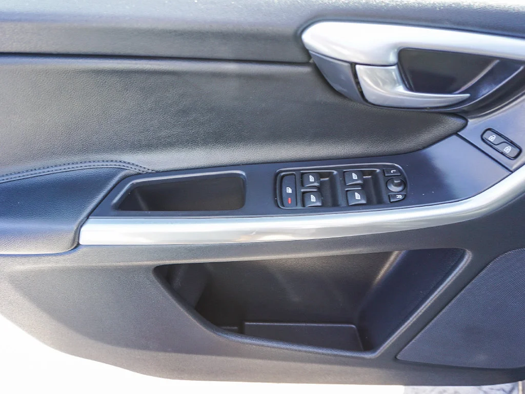Used 2016 Black Volvo T5 Drive-E Premier image 18