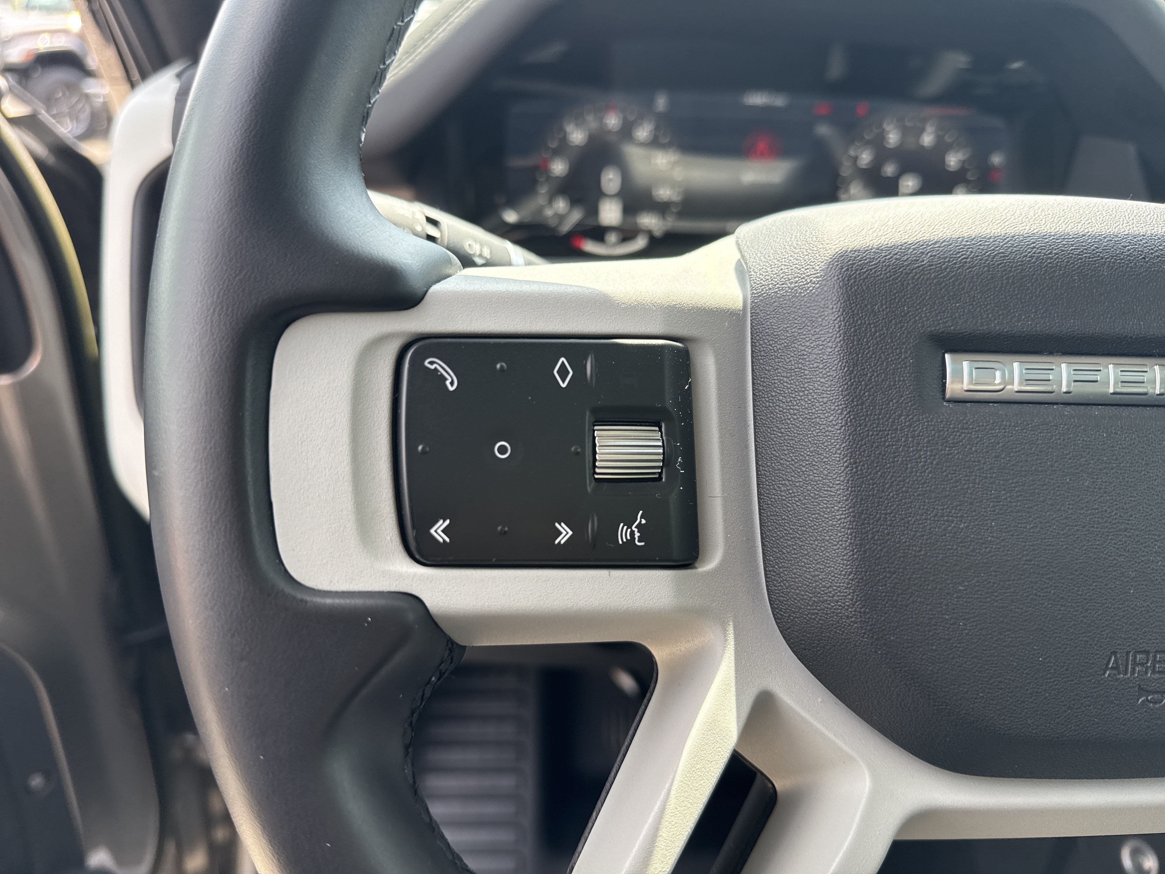 Used 2023  Land Rover S image 24