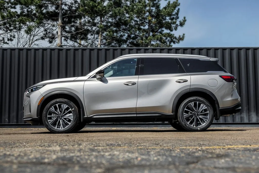 New 2027 WARM TITANIUM INFINITI Luxe AWD image 3
