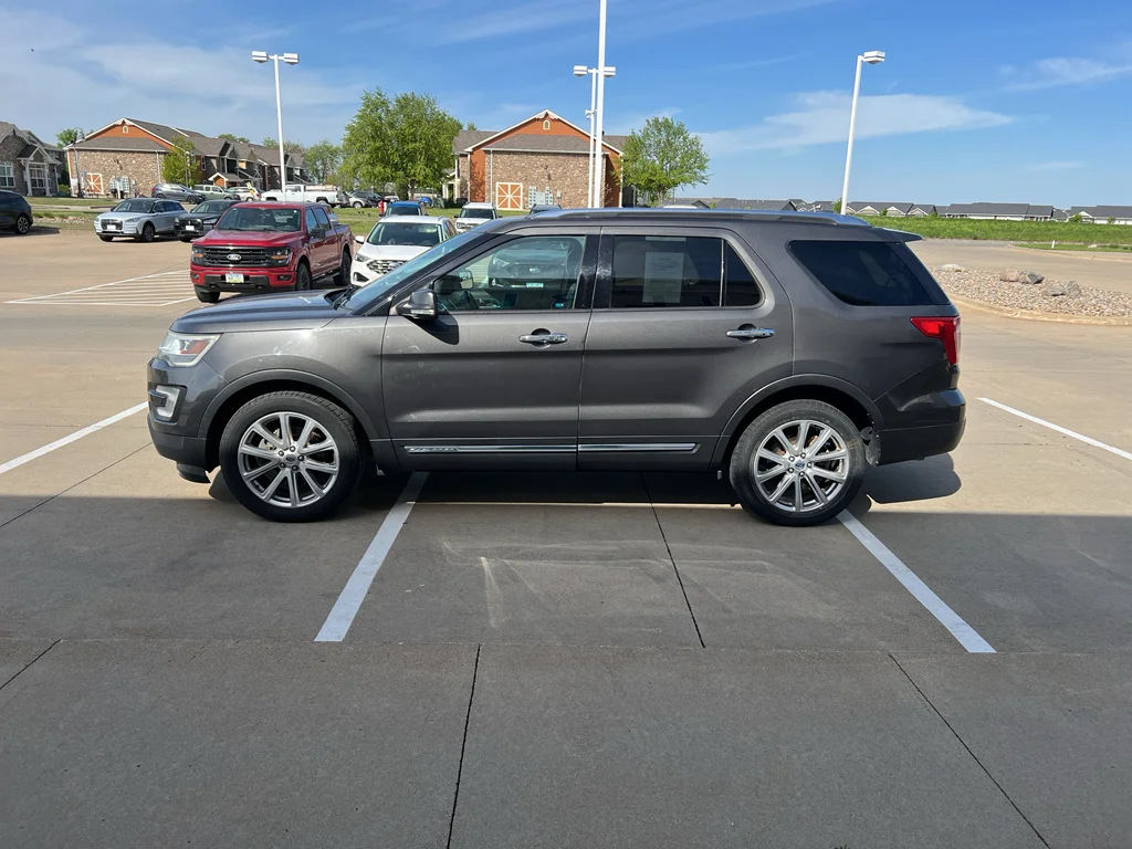 Used 2016 Magnetic Metallic Ford Limited image 5
