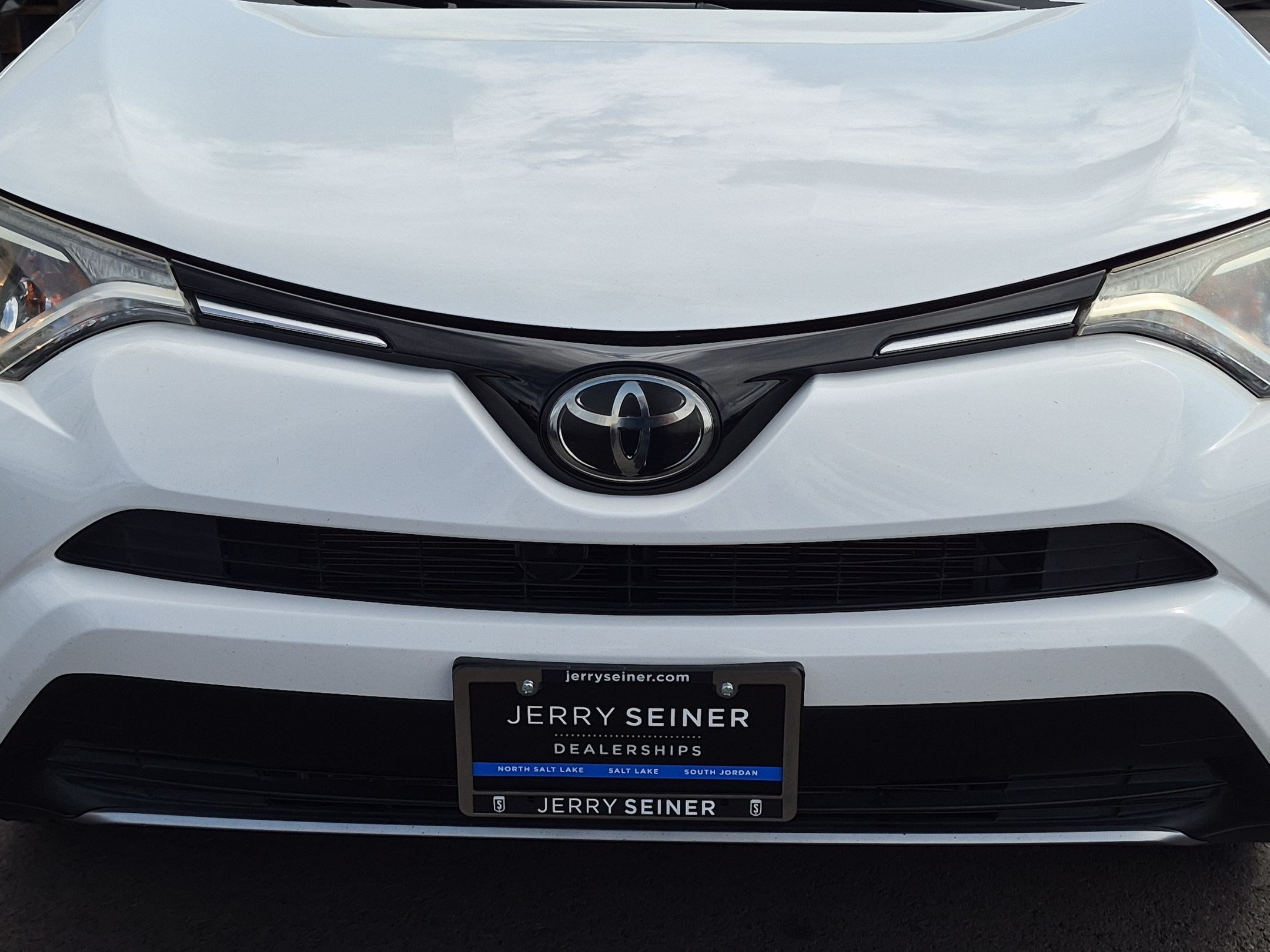 Used 2018 Super White Toyota XLE image 9
