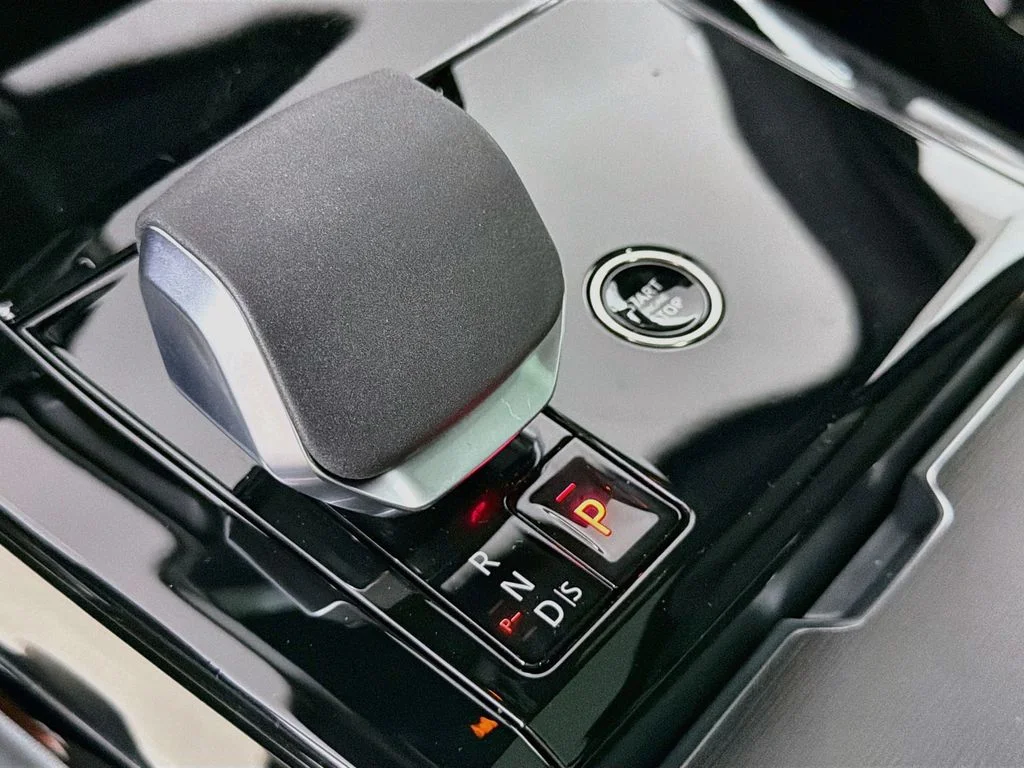 New 2026 Fuji White Land Rover Dynamic SE image 17