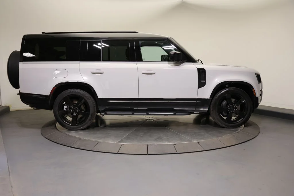 2026 Land Rover Defender X-Dynamic SE - Photo 6