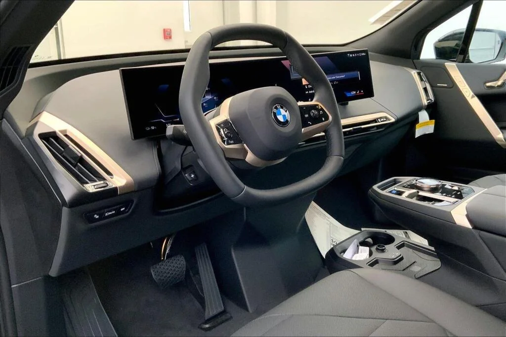 Used 2026 Black Sapphire Metallic BMW xDrive60 image 3