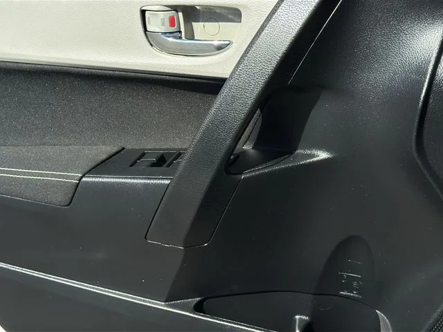 Used 2019 White Toyota LE image 29
