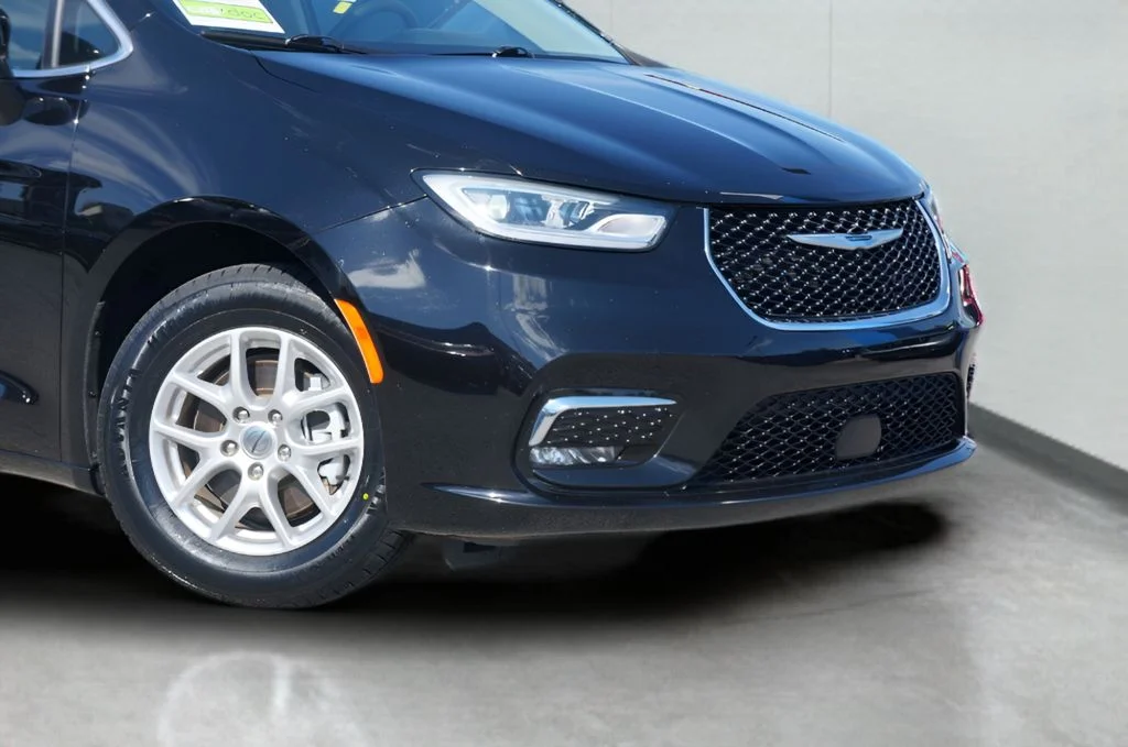 Used 2024 Diamond Black Chrysler Touring L image 3