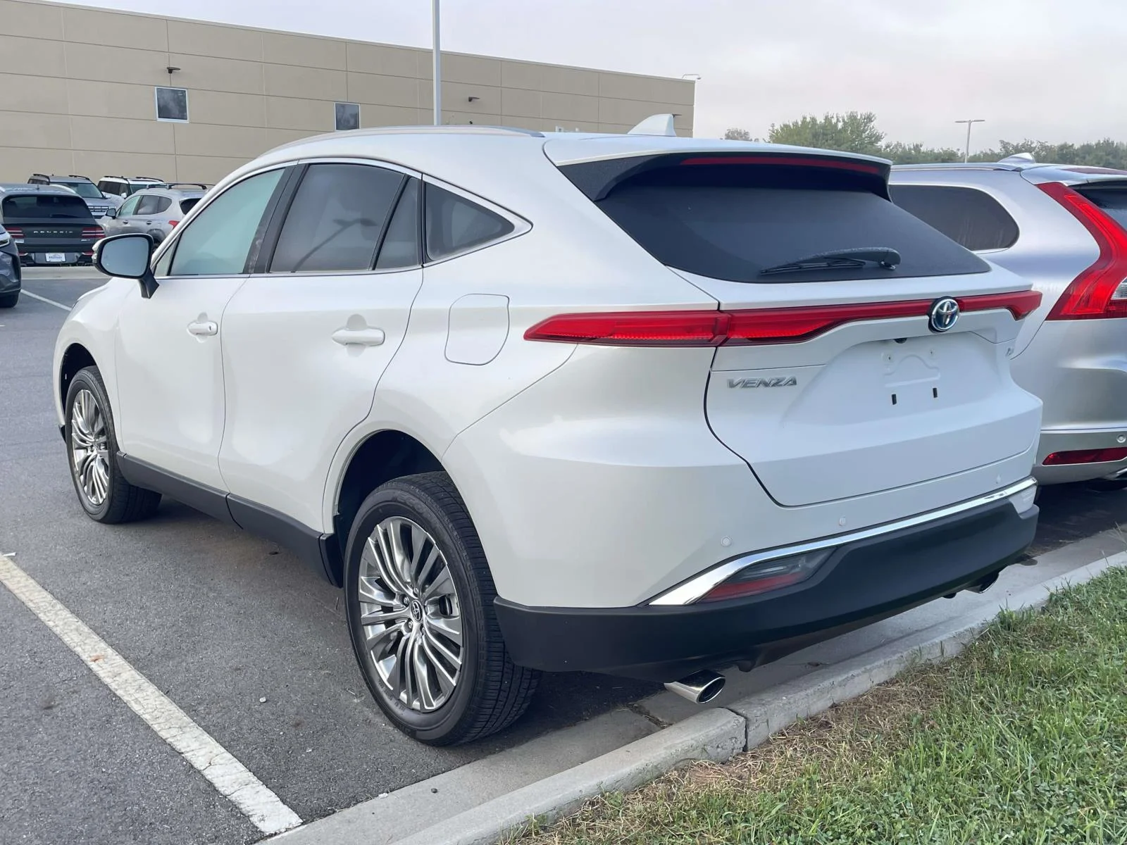 Used 2024 Wind Chill Pearl Toyota XLE image 3