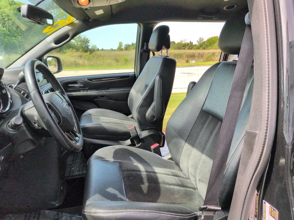 Used 2015 Black Dodge SXT image 17