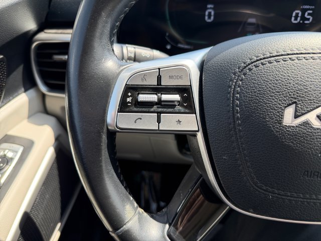 Used 2023 White Kia EX image 22