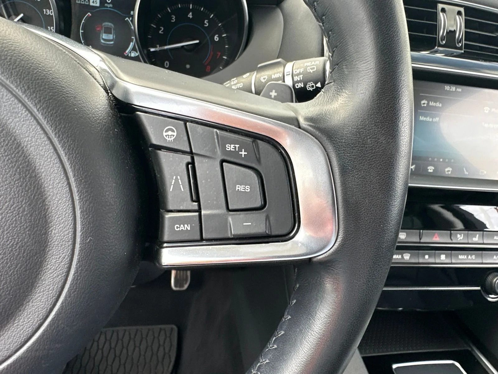 Used 2019 White Jaguar 25t Prestige image 24