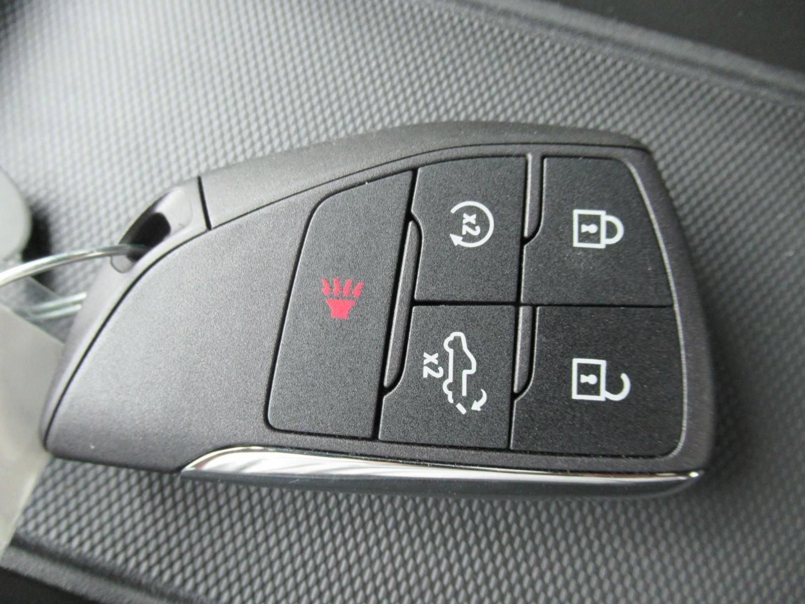 Used 2024 Summit White GMC Elevation image 27