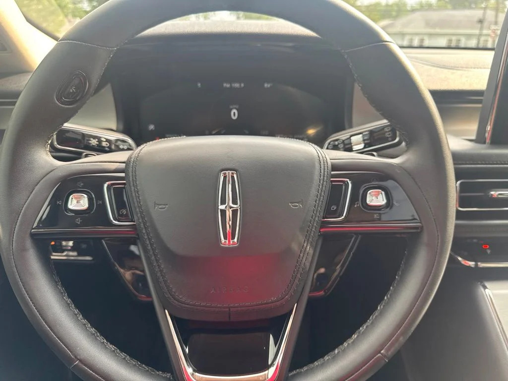 Used 2023 White Metallic Lincoln Standard image 15