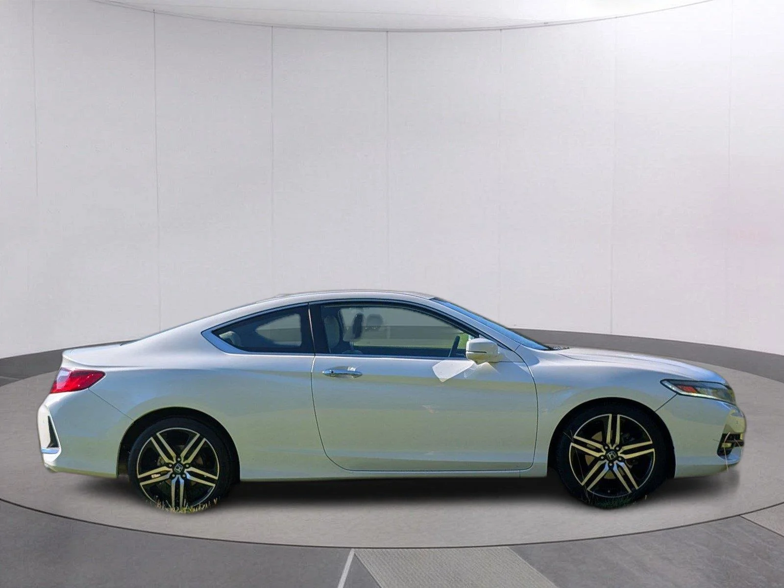 Used 2017  Honda Touring image 7