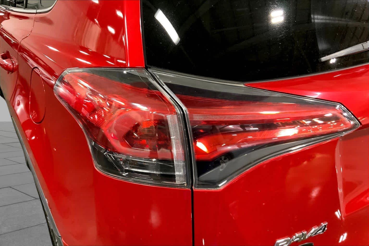 Used 2016 Barcelona Red Metallic Toyota XLE image 29