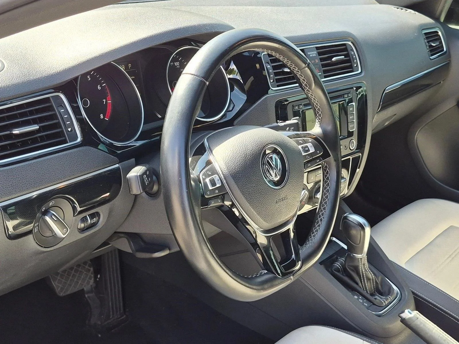 Used 2015 White Volkswagen 1.8T SE image 9
