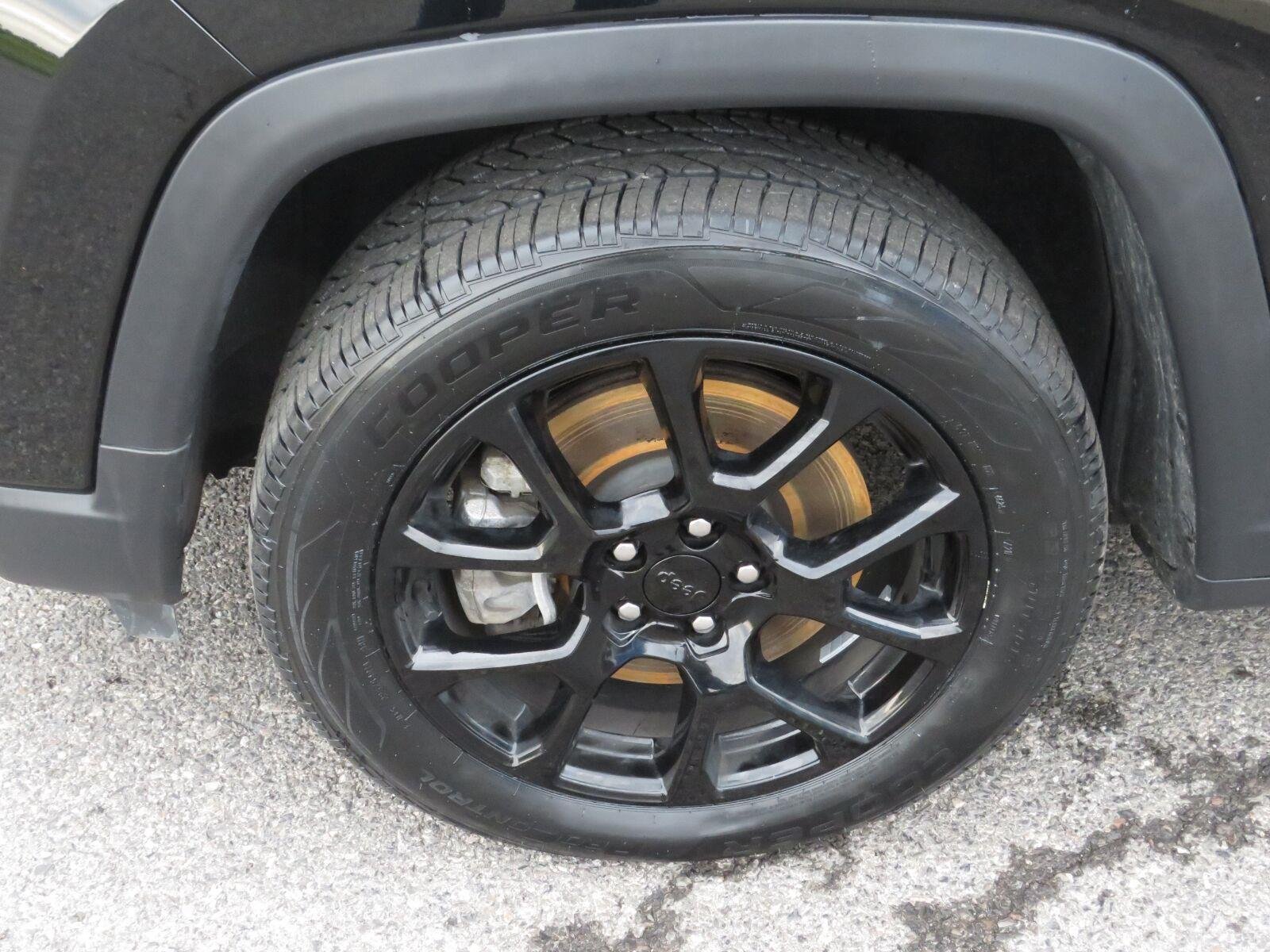 Used 2024 Diamond Black Crystal Pearlcoat Jeep Latitude image 13