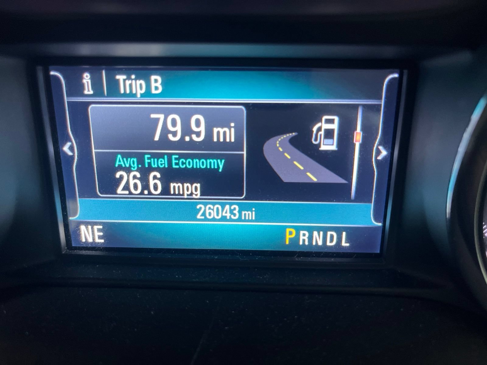 Used 2020 SUMMIT WHITE Buick Essence image 2