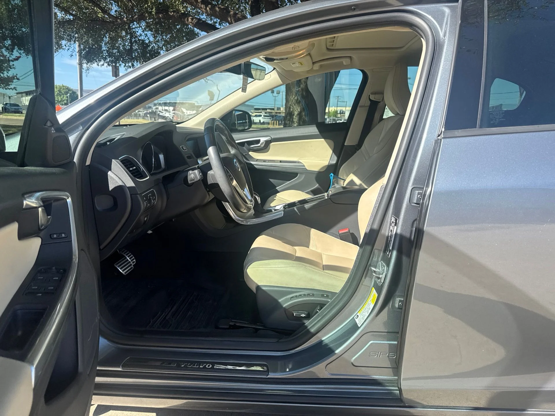 Used 2018 Gray Volvo T5 Dynamic image 9