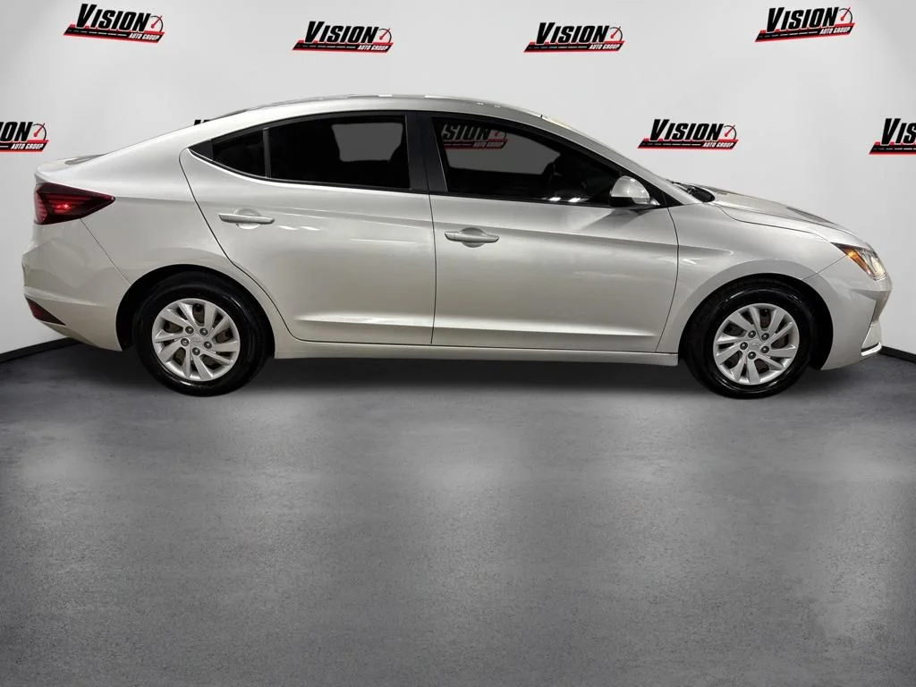 Used 2020 Silver Hyundai SE image 4