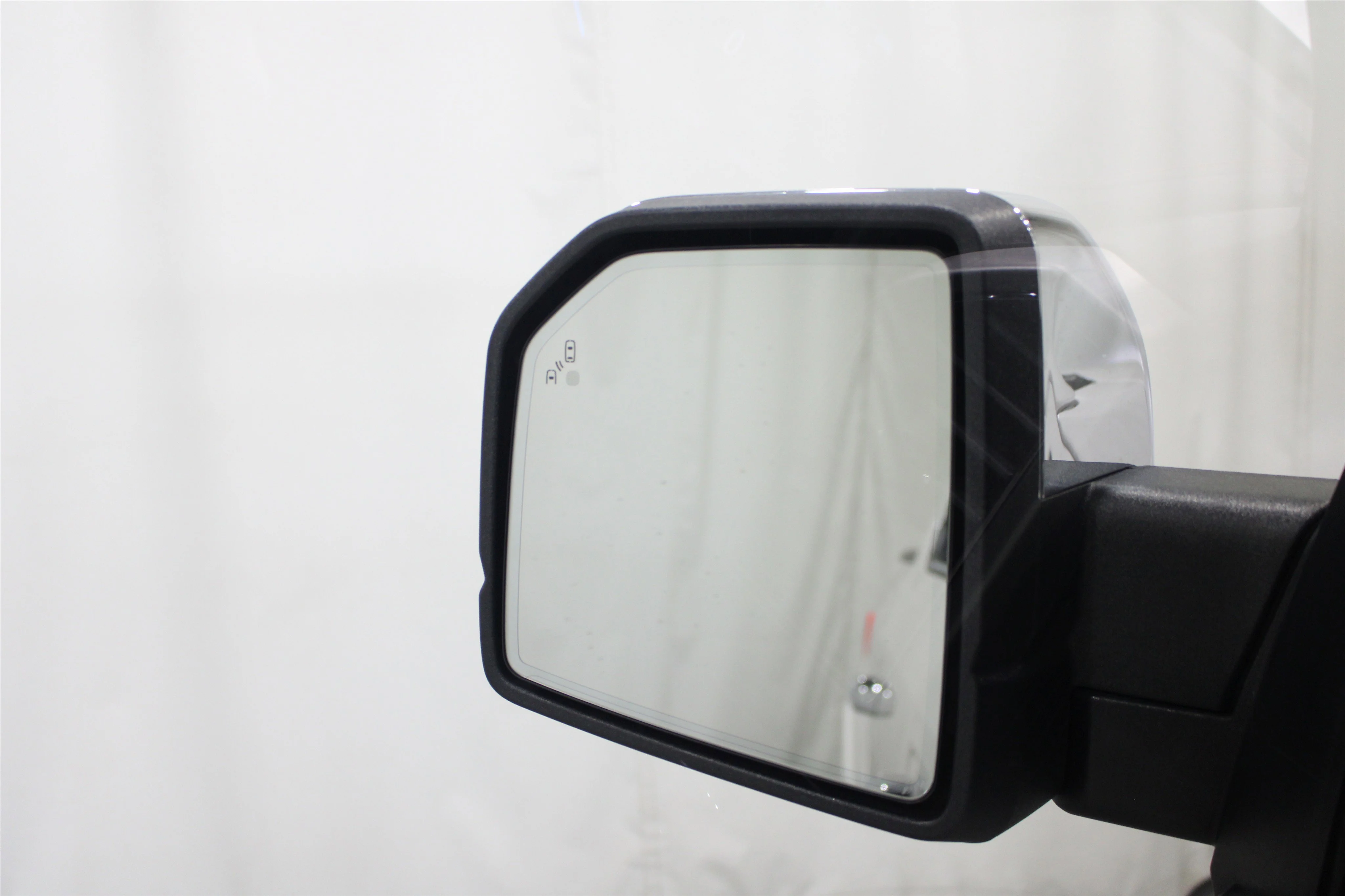 Used 2019 White Platinum Metallic Tri-Coat Ford Platinum image 10