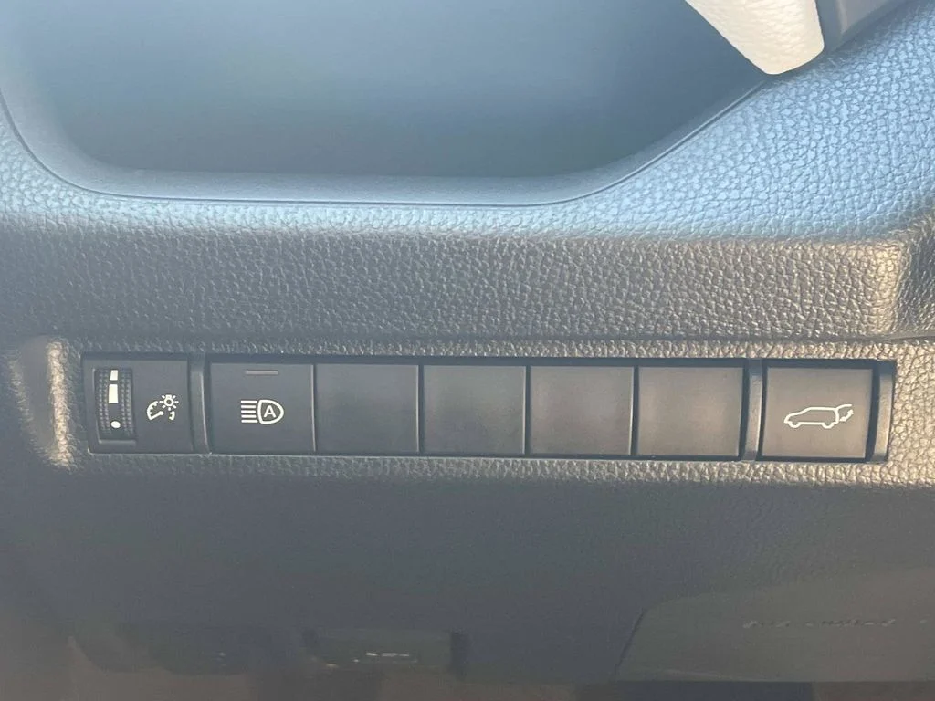 Used 2023  Toyota XLE image 28