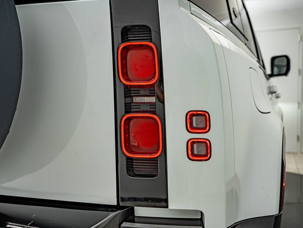 Used 2024 White Land Rover X-Dynamic SE image 15
