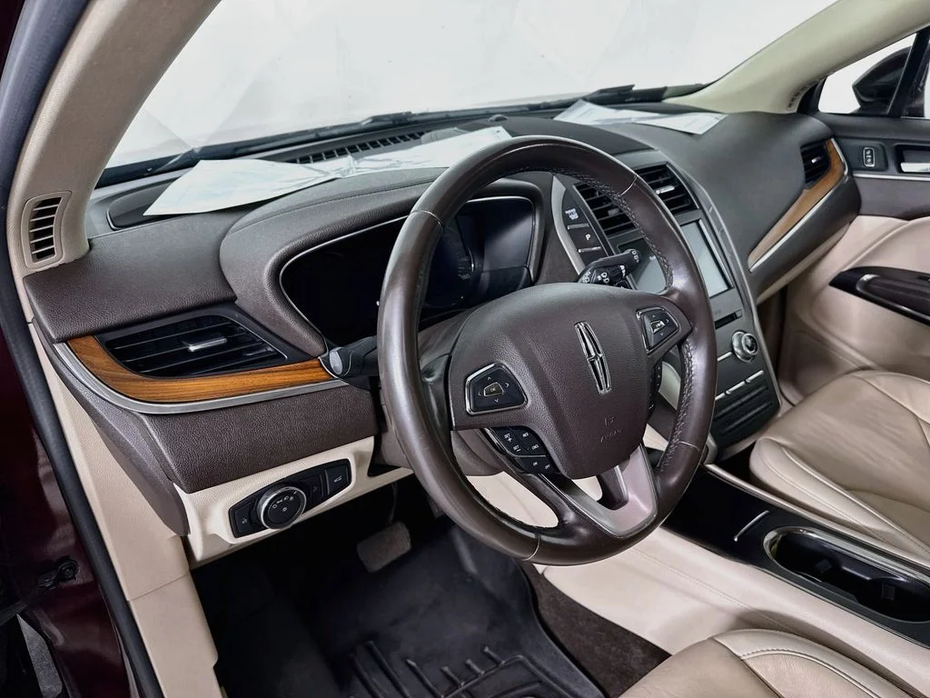 Used 2017 Burgundy Lincoln Select image 4