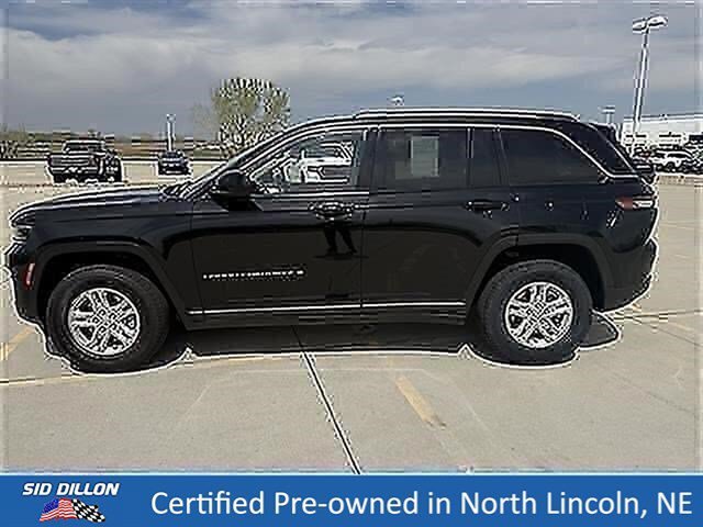 Used 2023 Diamond Black Crystal Pearlcoat Jeep Laredo image 2